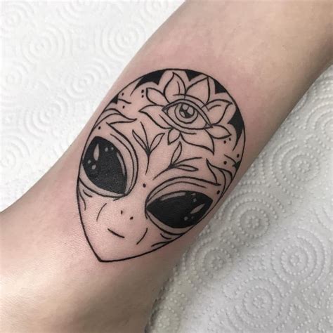 alien design tattoo